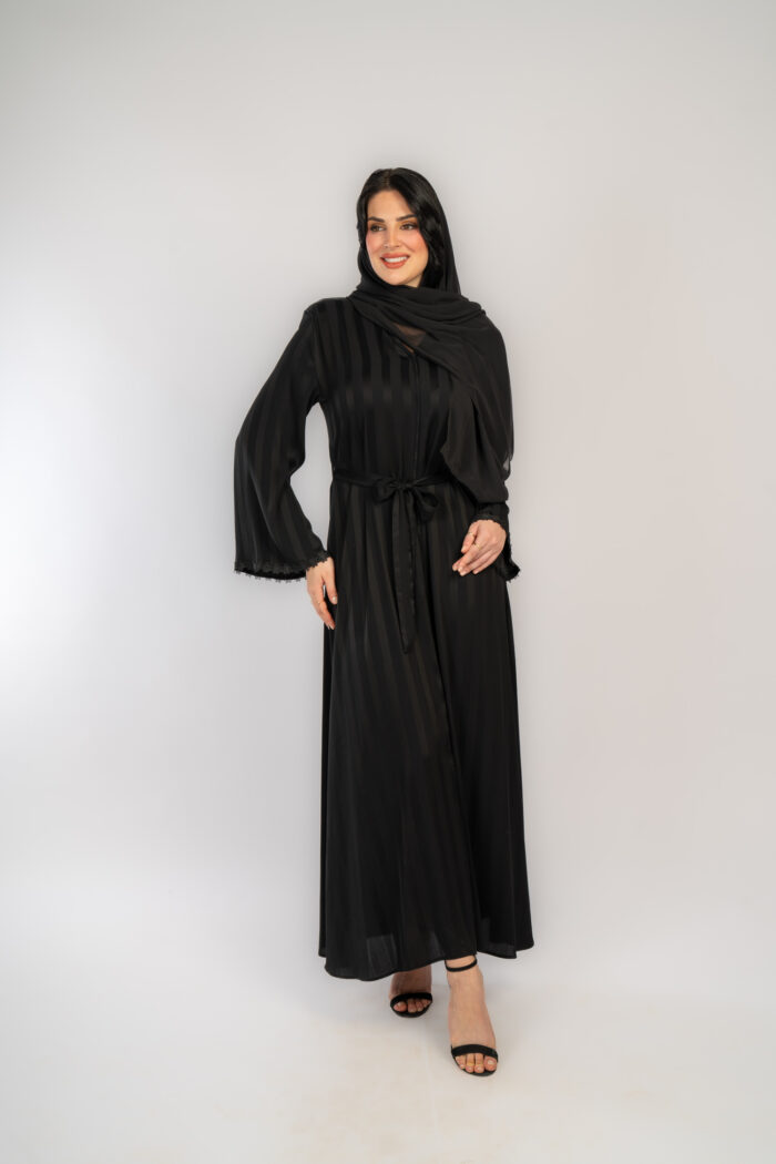 عباية خروج اسود مقلمة مع حزام - Image 2
