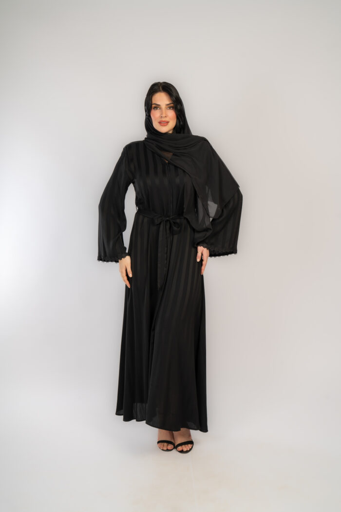 عباية خروج اسود مقلمة مع حزام - Image 3