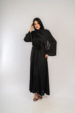 عباية خروج اسود مقلمة مع حزام - Image 4