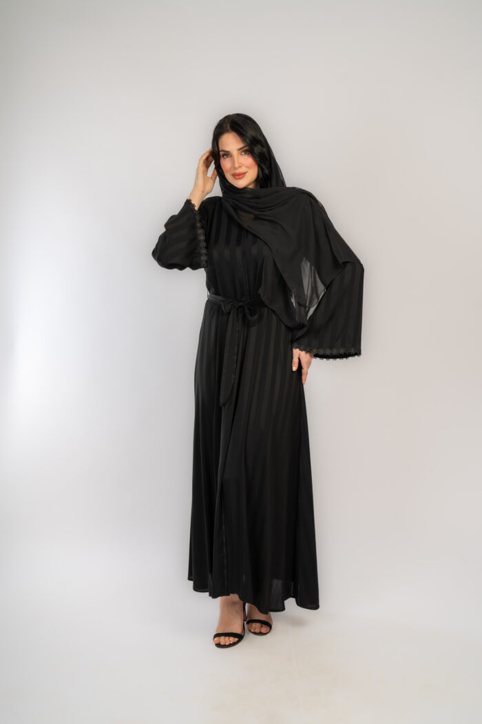 عباية خروج اسود مقلمة مع حزام - Image 4