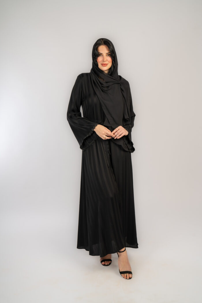 عباية خروج اسود مقلمة مع حزام - Image 5