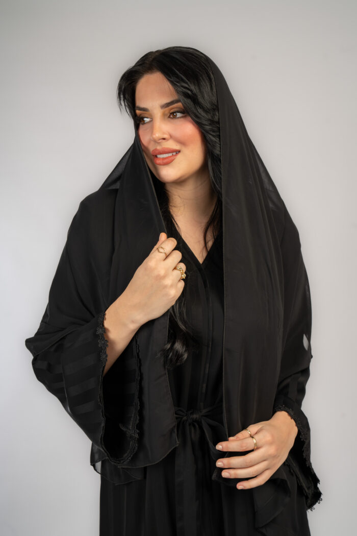 عباية خروج اسود مقلمة مع حزام - Image 6