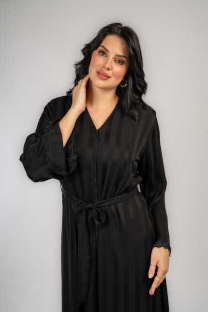 عباية خروج اسود مقلمة مع حزام